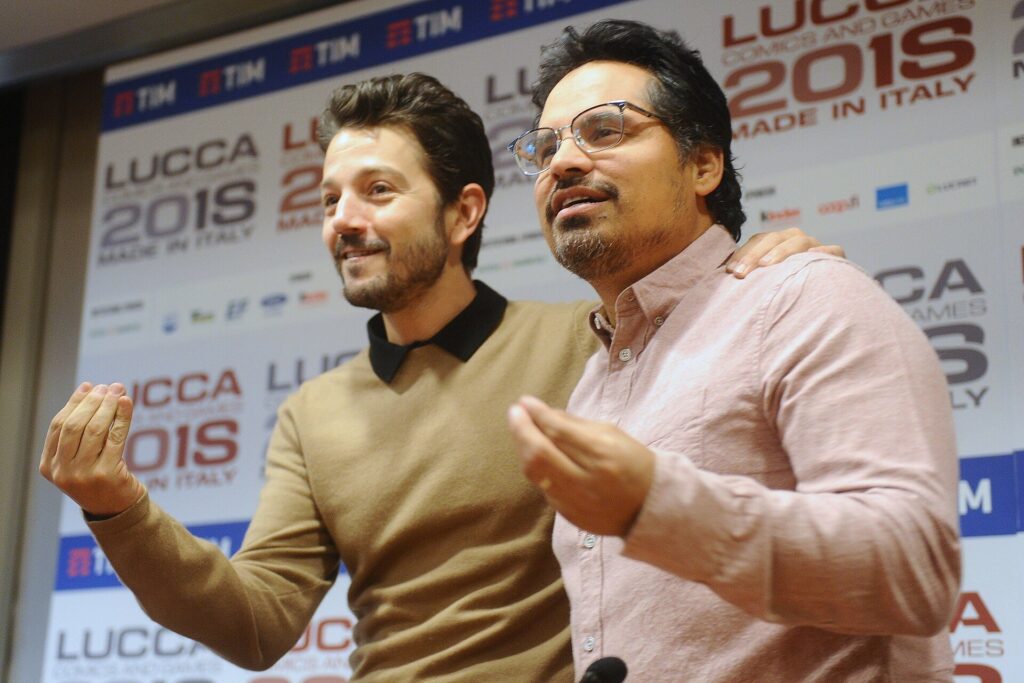Diego Luna dan Michael Peña tersenyum di depan papan Lucca Comics & Games 2018