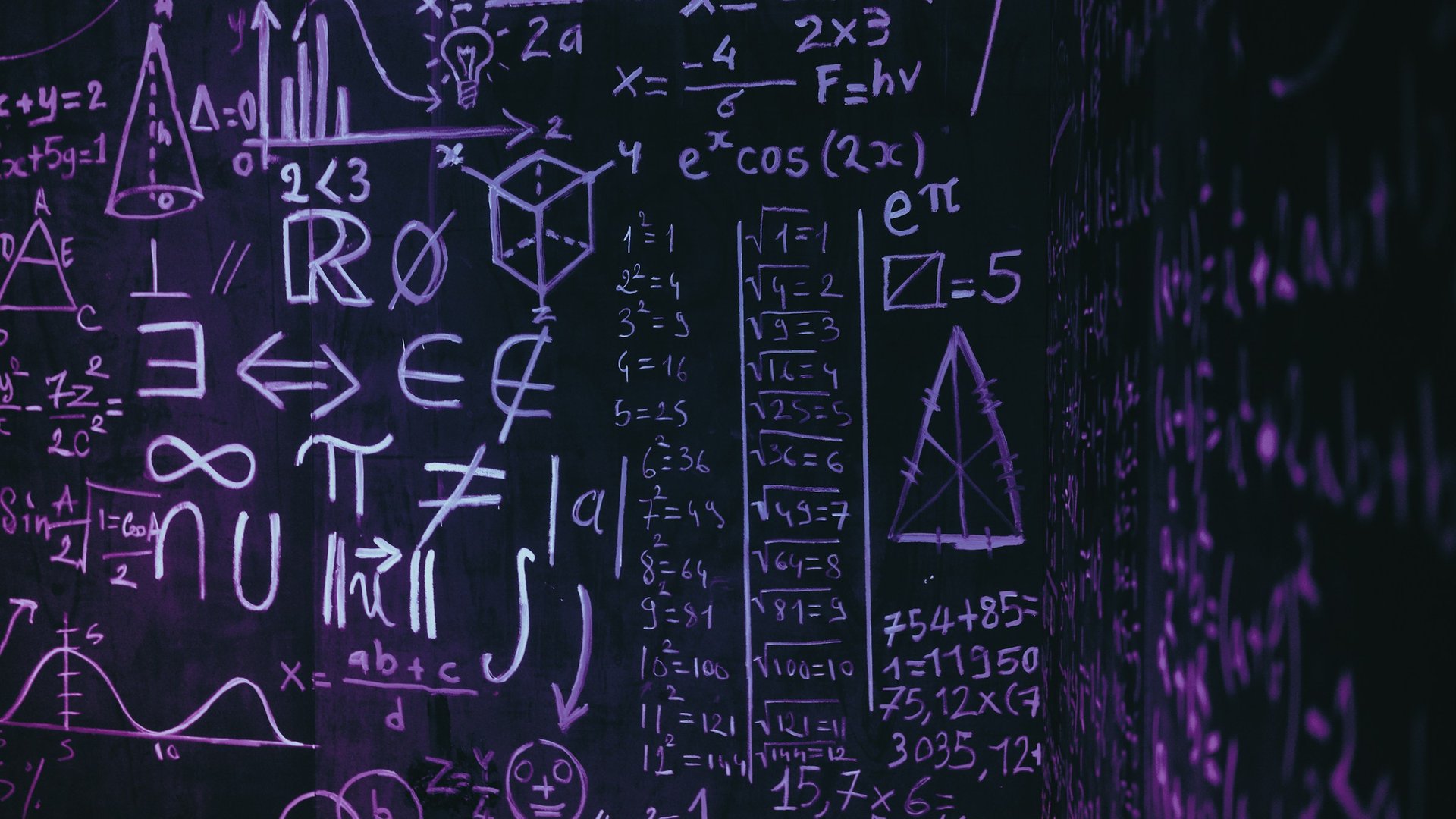 Papan tulis gelap penuh rumus matematika dan simbol yang ditulis dengan kapur