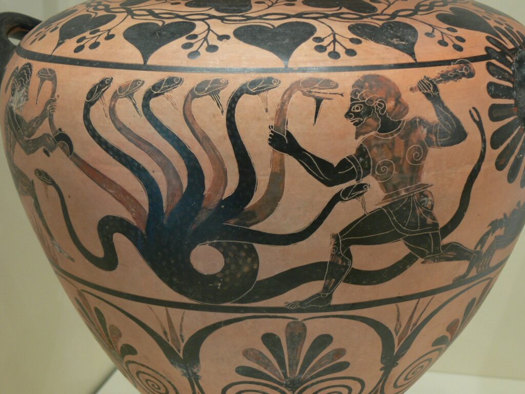 Detail hidria kuno bergambar Herakles melawan Hydra berkepala banyak, koleksi Getty Villa