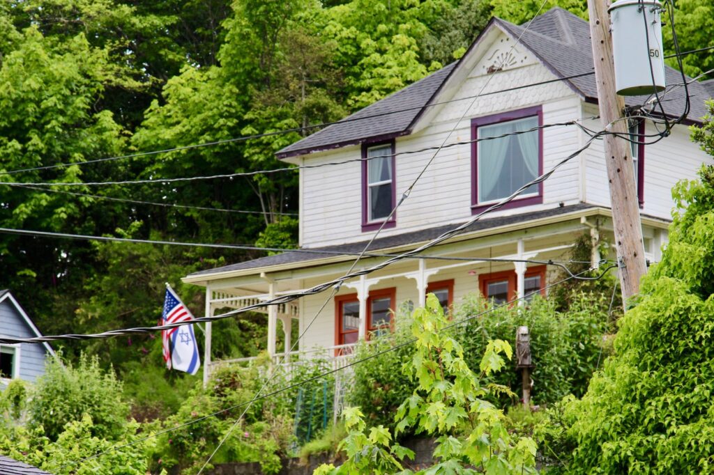 Rumah bercat putih di Astoria, Oregon, yang menjadi lokasi syuting rumah keluarga Walsh dalam The Goonies