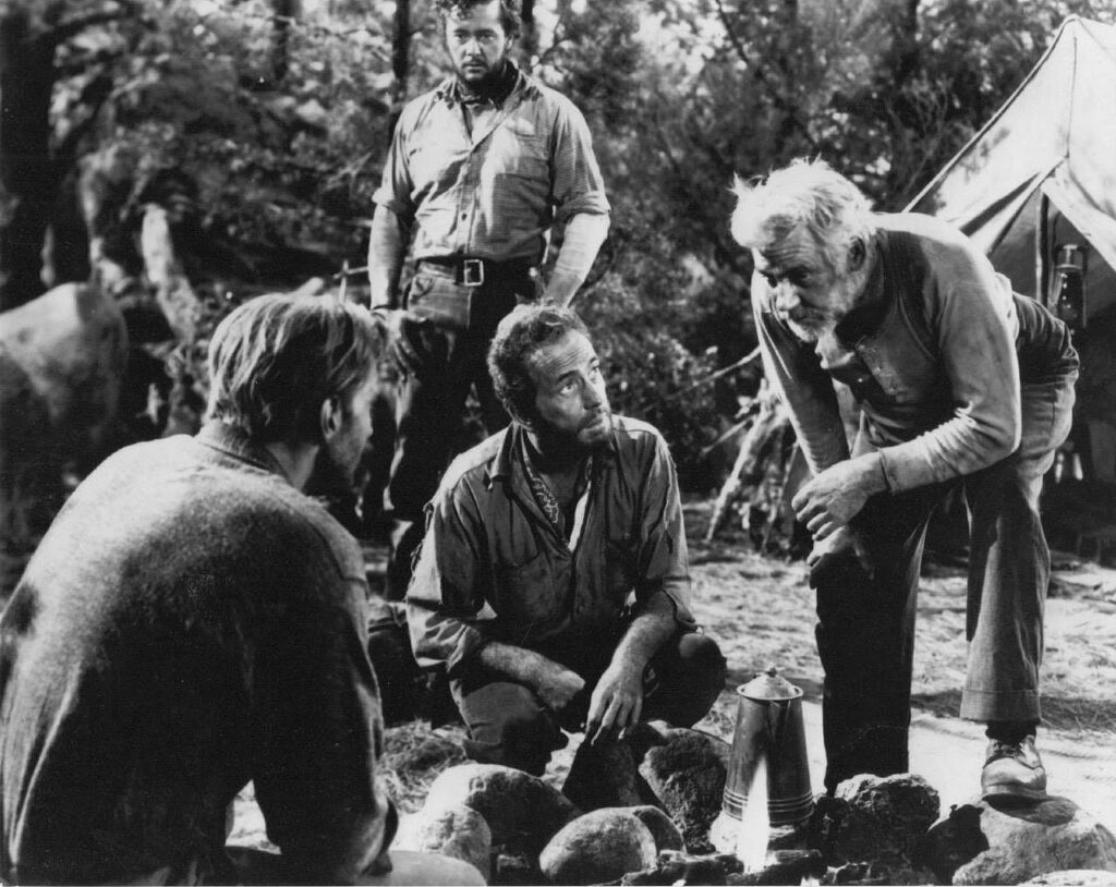 Humphrey Bogart dan Walter Huston dalam still film The Treasure of the Sierra Madre (1948)