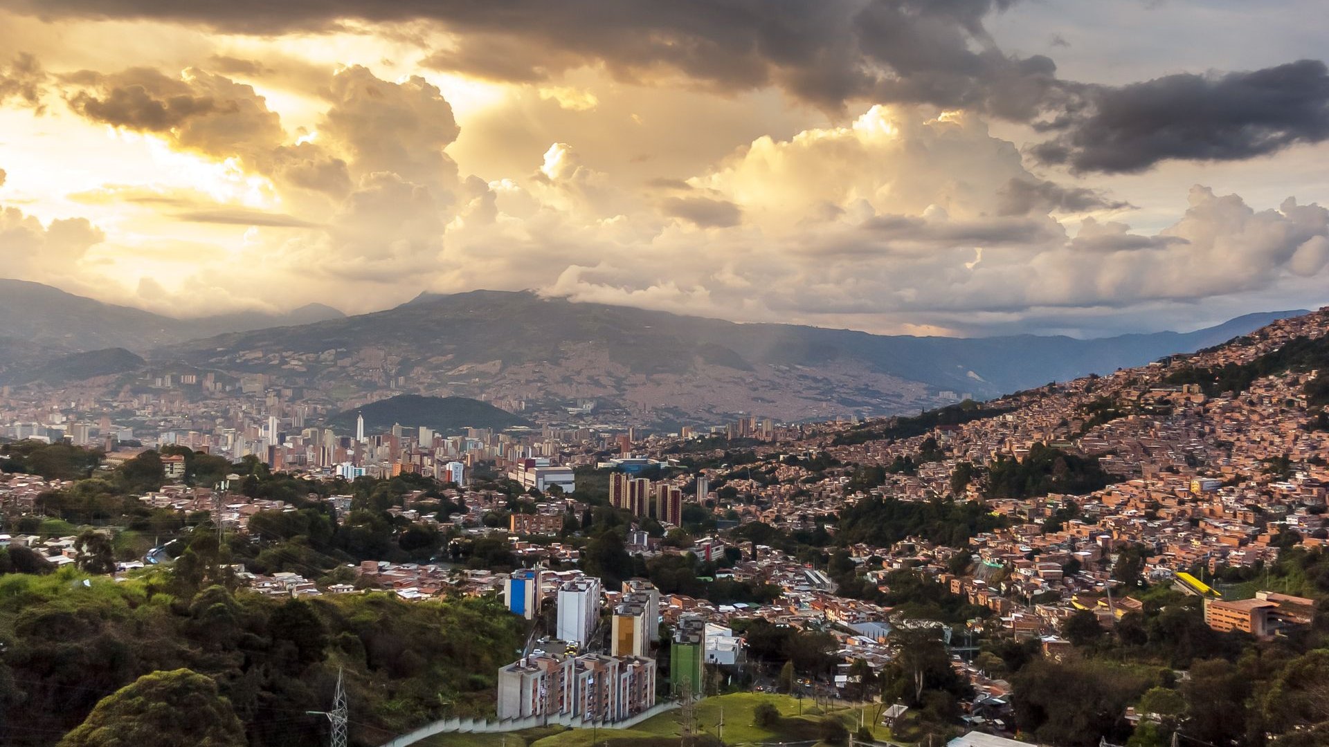 Panorama kota Medellín, Kolombia, saat senja dengan perbukitan Lembah Aburrá di latar belakang